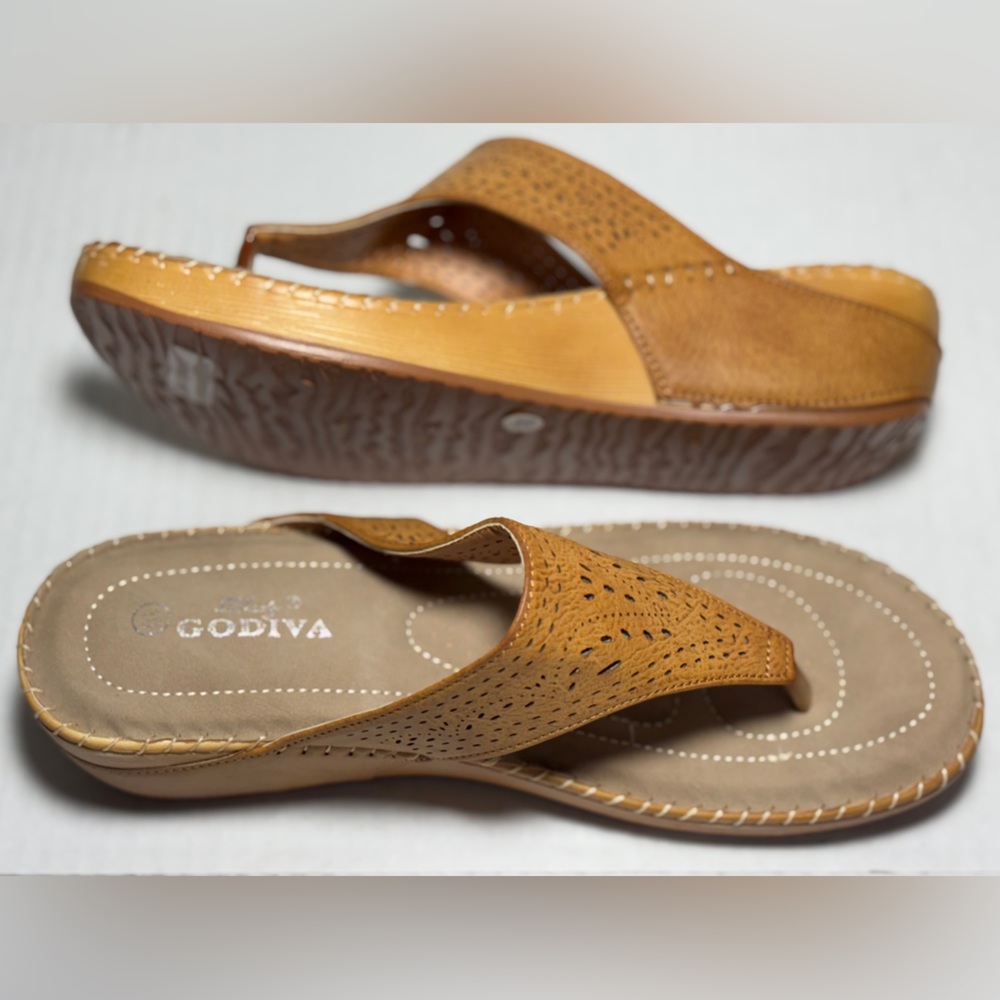 NWT Lady Godiva Slip on Heeled Cushioned Brown Slip on Sandals Women's sz. 10